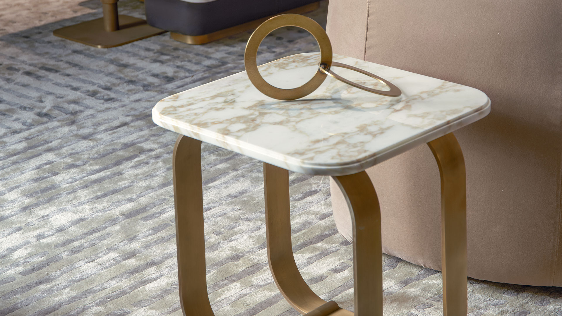 Стол  Buddha Bar