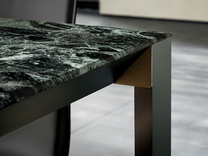 Обеденный стол Half a Square