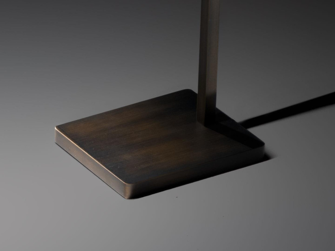 Лампа настільна Essential