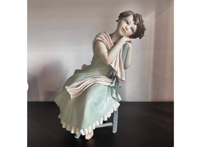 Статуетка дівчинка на стільці Ricordi d'inverno