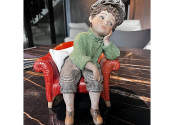 Статуетка хлопчика на кріслі Francesco