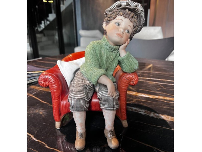 Статуэтка мальчик на кресле Francesco