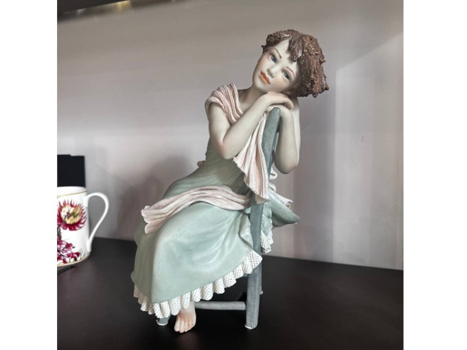 Статуетка дівчинка на стільці Ricordi d'inverno