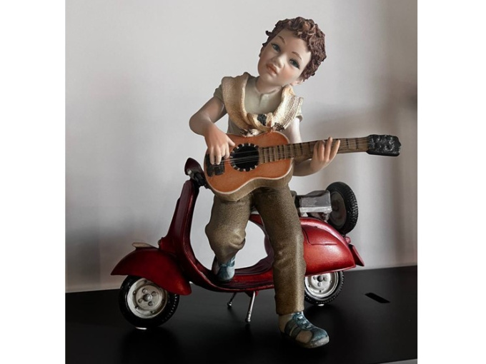 Статуетка хлопчик на мопеді Dylan