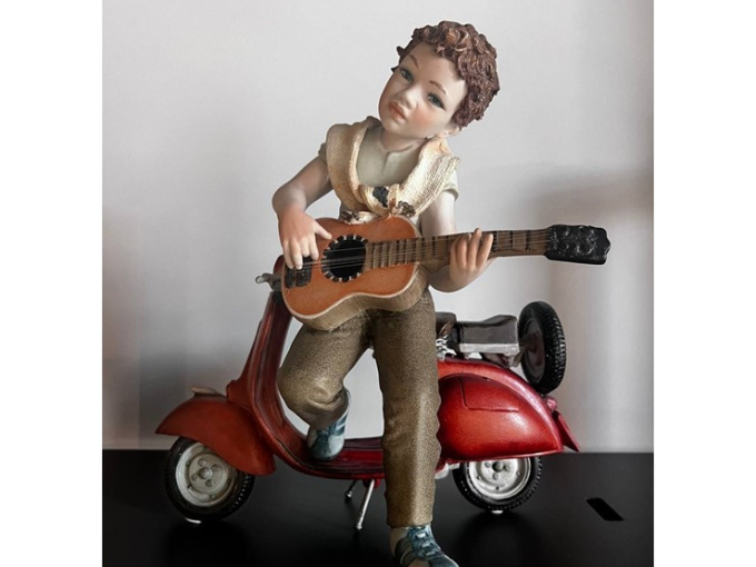 Статуетка хлопчик на мопеді Dylan