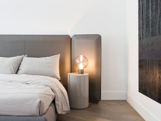 Приліжкова тумбочка Gong Due